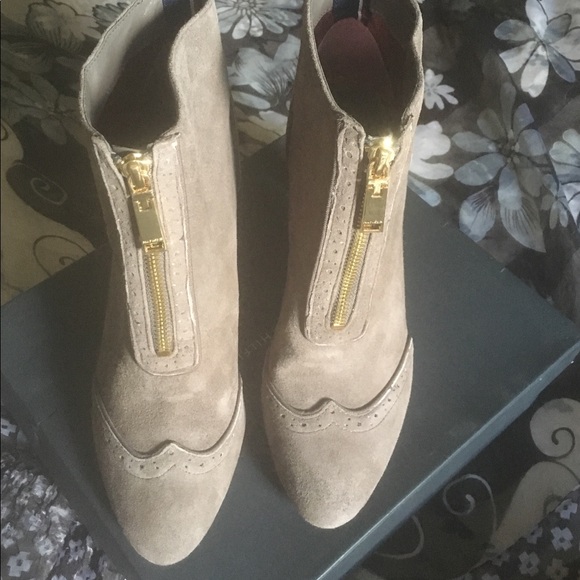 Trendy Wing-tip style bootie - Picture 2 of 4